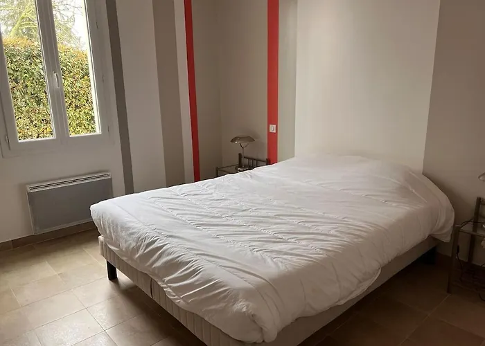 House In - 5 Bedrooms Villa *