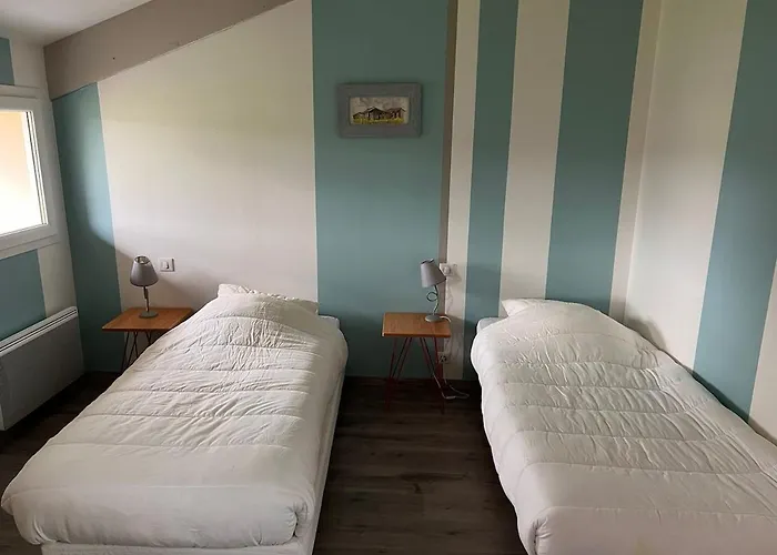 House In - 5 Bedrooms Villa *