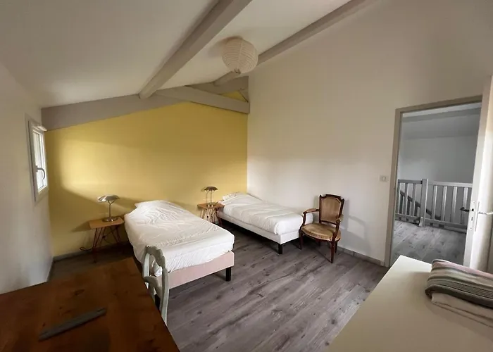 House In - 5 Bedrooms Villa *